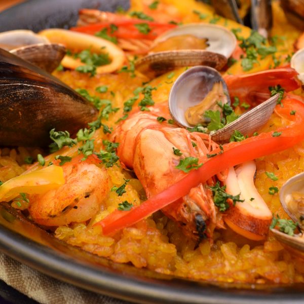 永山のスペイン料理店のパエリアをお召し上がりください